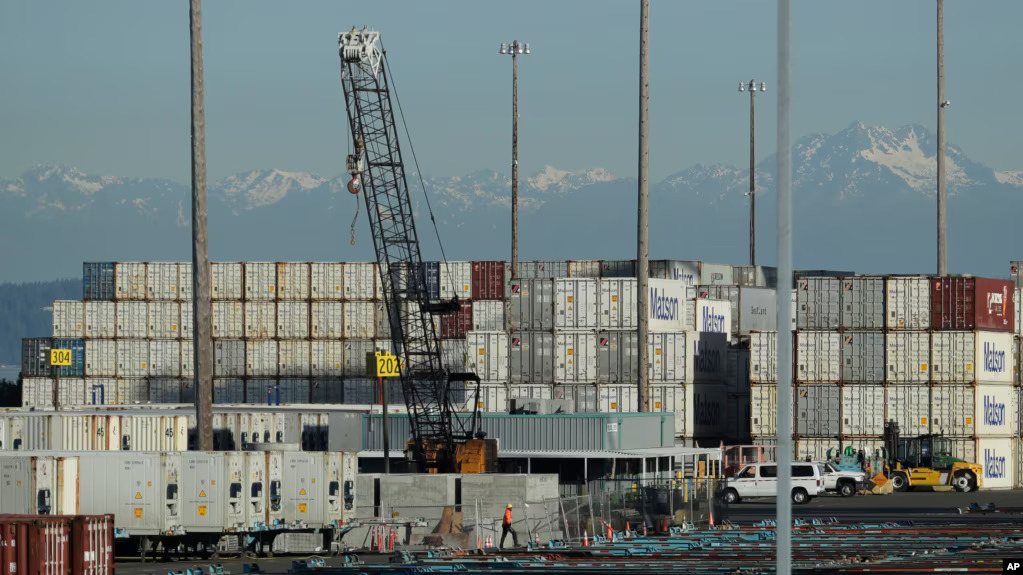 Kina for å gjengjelde mot nye amerikanske tollsatser med 10% til 15% på noen amerikanske produkter